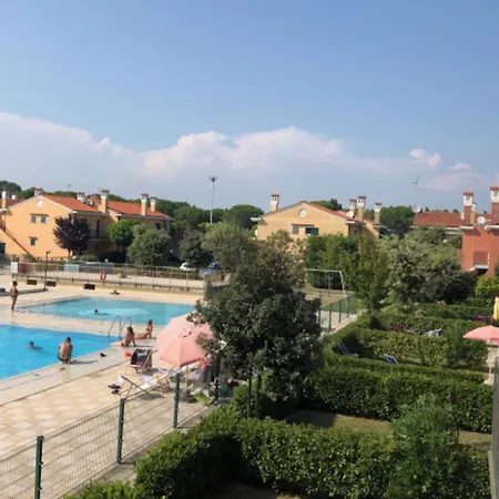 Charming Near The With Pool Daire