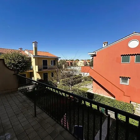 Charming Near The With Pool Apartment *